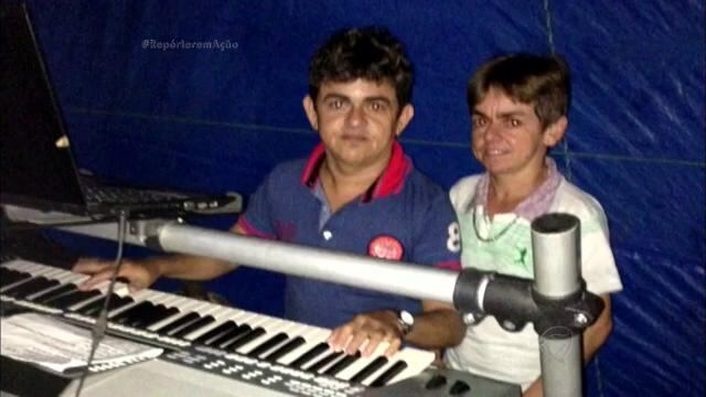 Há seis anos os
anões do Arrocha e irmãos Clércio e Cleidivan Tribúrcio trocaram os fãs dos shows
para conquistar o público de um supermercado.

+ Assista às íntegras do Repórter em Ação no R7 Play! 


