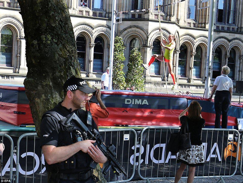 Isso mostra que, por mais que tentem, os terroristas não obtêm exito em suas empreitadas. O medo está presente, mas ele é apenas uma parte dos sentimentos que se multiplicam em cenário de tantos atrativos, tão resplandescente quanto as joias da rainha
Mulher é 'salva por celular' no atentado em Manchester

