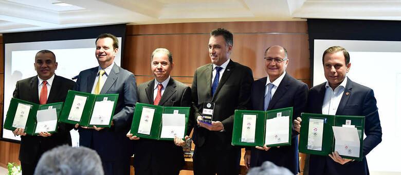 Da esquerda para a direita: o presidente da Universal, Maurício Campos; o ministro Gilberto Kassab; o bispo Domingos Siqueira; o presidente dos Correios, Guilherme Campos; o governador Geraldo Alckmin, e o prefeito João Doria