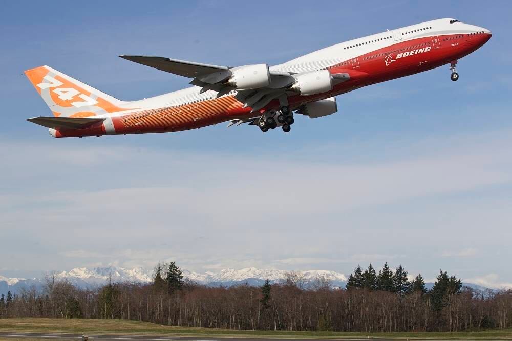 O A380 foi construído para concorrer com o Boeing 747-400, com a promessa de economia operacional de até 20% em relação à aeronave norte-americana. A Boeing respondeu e lançou uma versão mais moderna do jumbo: o 747-800 Intercontinental (foto). Hoje, ele é o segundo maior avião do mundo, com capacidade para transportar 410 passageiros em três classes

