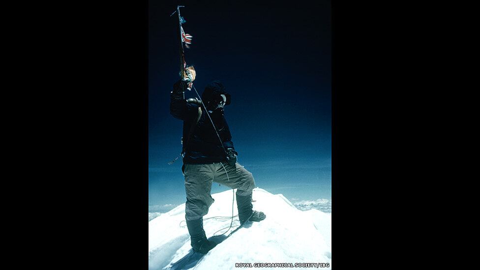 Hillary tirou diversas fotos da escalada e de Tenzing, que levou ao cume bandeiras representando a Grã-Bretanha, o Nepal, a ONU e a Índia