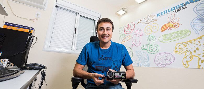 Um ano após abrir site, professor trocou gravações com webcam por equipe profissional de vídeo