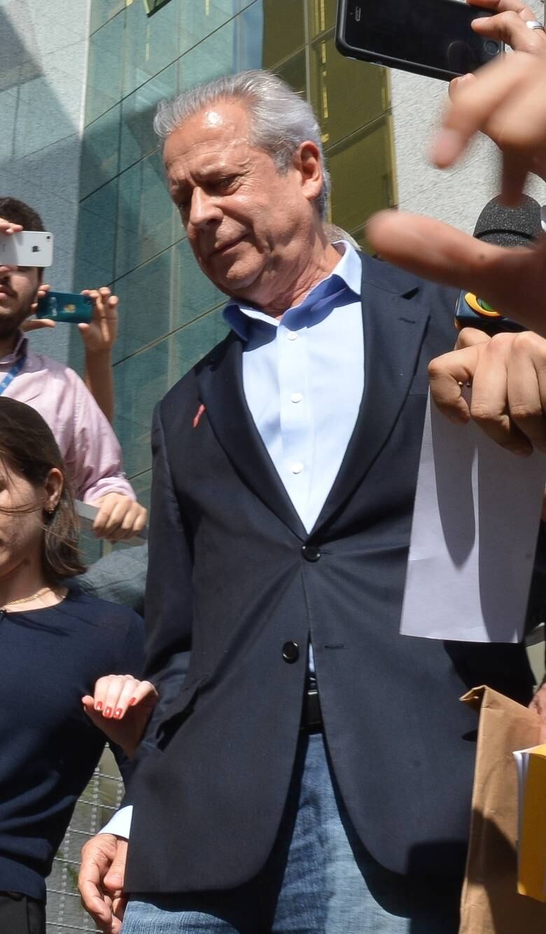 17ª fase: Pixuleco



Ex-ministro da Casa Civil,
José Dirceu de Oliveira e Silva foi preso. Além dele, outros operadores do
esquema de desvio de recursos da Petrobras também foram detidos.

A PF apurou que mesmo preso
por causa do Mensalão, Dirceu continuava praticando crimes.

Saldo:
8 prisões, 6 conduções coercitivas e 26 mandados de busca e apreensão


