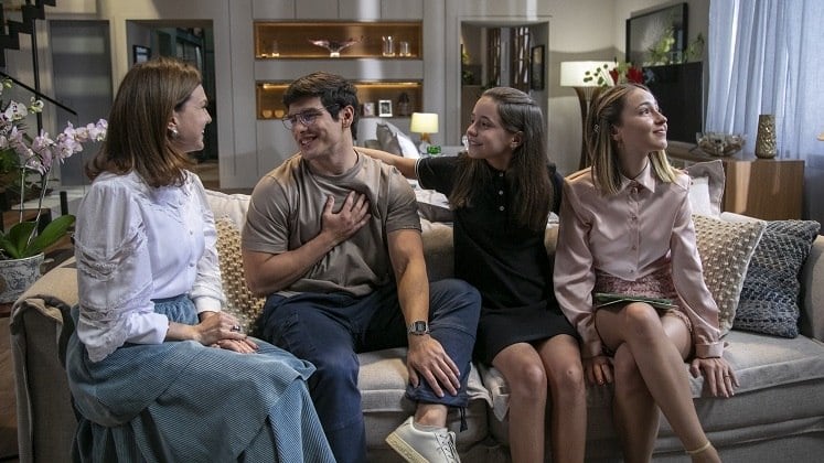 Desenvolveu cumplicidade
Mirela e Melissa (Clara Martins) nunca foram muito próxima dos pais: Heloísa sempre esteve preocupada com o trabalho, e Júlio (Angelo Paes Leme), com seus próprios problemas. Mas, com a aproximação e o cuidado de Ísis, Mirela conseguiu se abrir e compartilhar situações difíceis que viveu