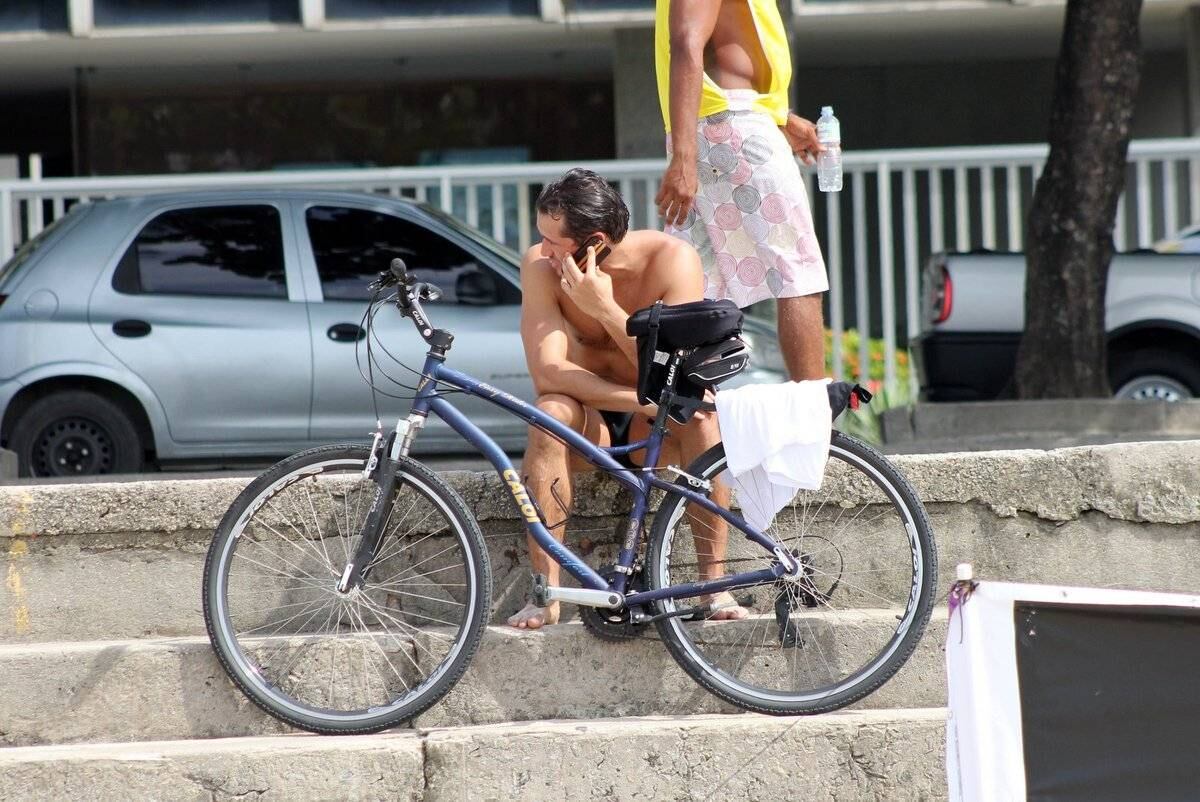 Paulo Rocha é fotografado bebendo água de coco na orla do Leblon, no Rio de Janeiro