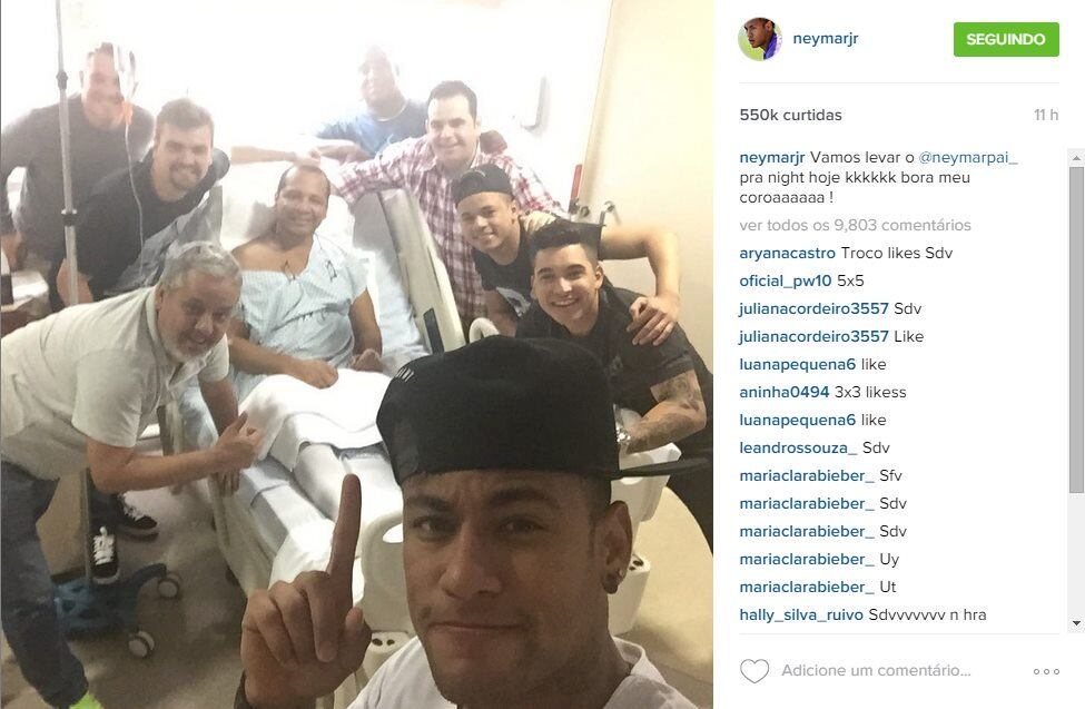 No hospital, Neymar postou uma foto dando uma força para o seu pai, que recentemente passou por uma cirurgia no joelho e está internado para fazer sua recuperação. Bem humorado, o atacante brincou com Neymar.
— Vamos levar o @neymarpaireal pai para a night hoje kkkkkk bora meu coroaaaaaa!