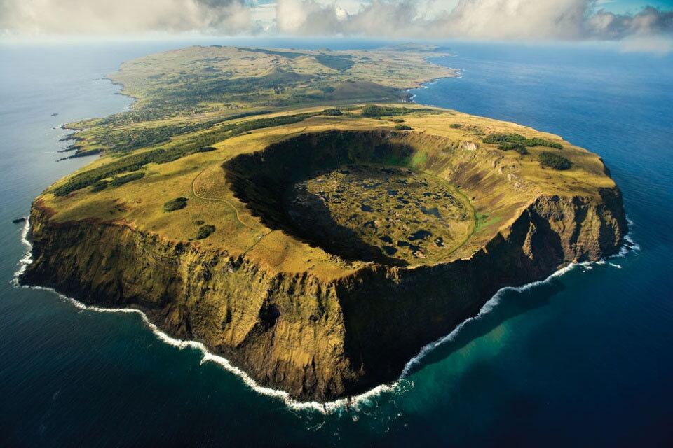 As fotografias foram reunidas em um livro de sucesso internacional,
com mais de 3 milhões de exemplares vendidos em todo o mundo, e a exposição
foi apresentada pela primeira vez em Paris, na França, em 2000.

Acima o vulcão Rano Kau, situado
a sudoeste da Ilha de Páscoa, no Chile