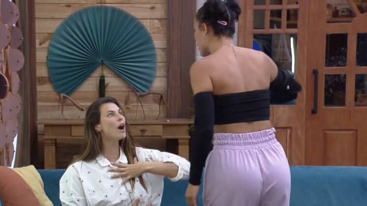 Briga com Dayane

Entretanto, quem não gostou da aproximação de Aline com Marina foi Dayane. A influenciadora escutou um comentário da modelo criticando a amiga e fez a revelação na hora. A "fofoca" acabou causando um treta daquelas na sala e as peoas se distanciaram. Outros conflitos surgiram entre a dupla por causa de Marina. Aline revelou à colega uma fala de Dayane sobre seu corpo, o que colocou o ponto final na decisão da Fazendeira de indicar a modelo à Roça