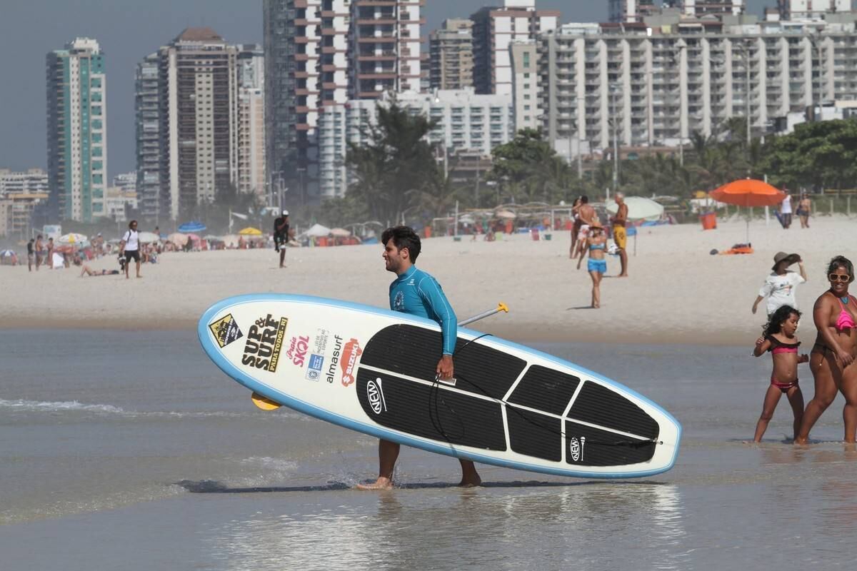 Bruno Gagliasso e Ricardo Pereira praticam stand up paddle na praia da Barra da Tijuca, no Rio