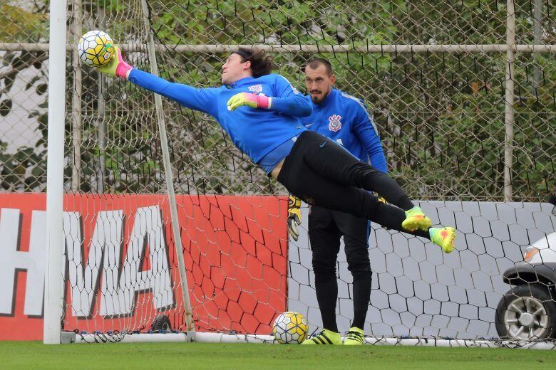 O Corinthians, dos goleiros Walter e Cássio, não sonha mais com título neste ano, mas tem 42,1% de possibilidades de alcançar uma vaga na Libertadores