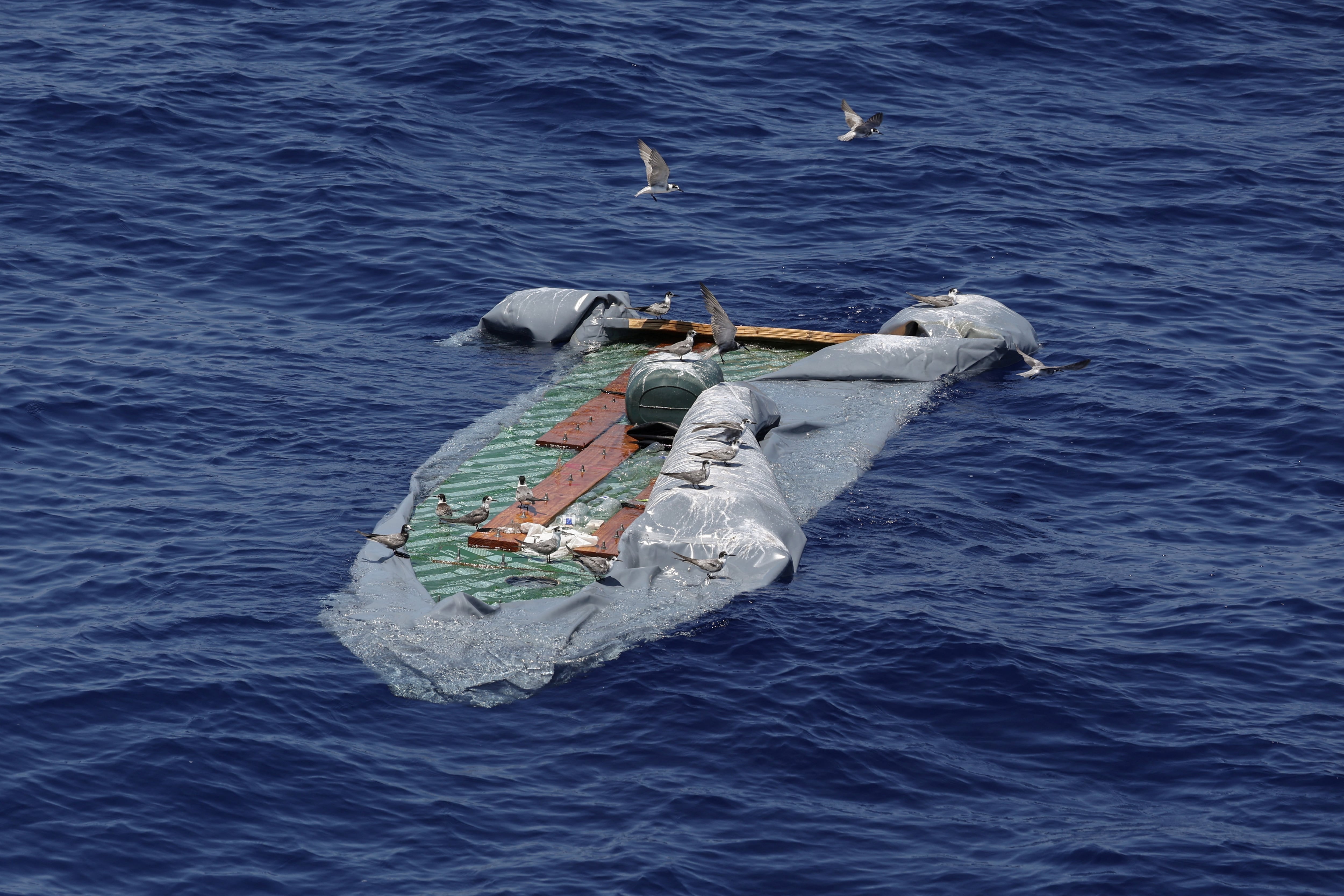 Bote inflável em zona de busca e salvamento no Mediterrâneo central, ao largo da Líbia