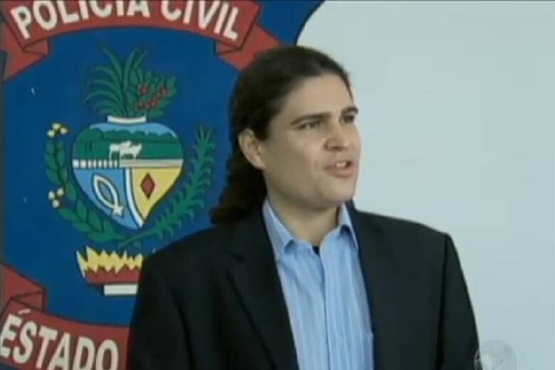 A nova imagem de Laura contrasta bastante com a imagem pública do então delegado Thiago. Ele geralmente usava terno, camisa de mangas compridas e outras peças todas do vestuário masculino