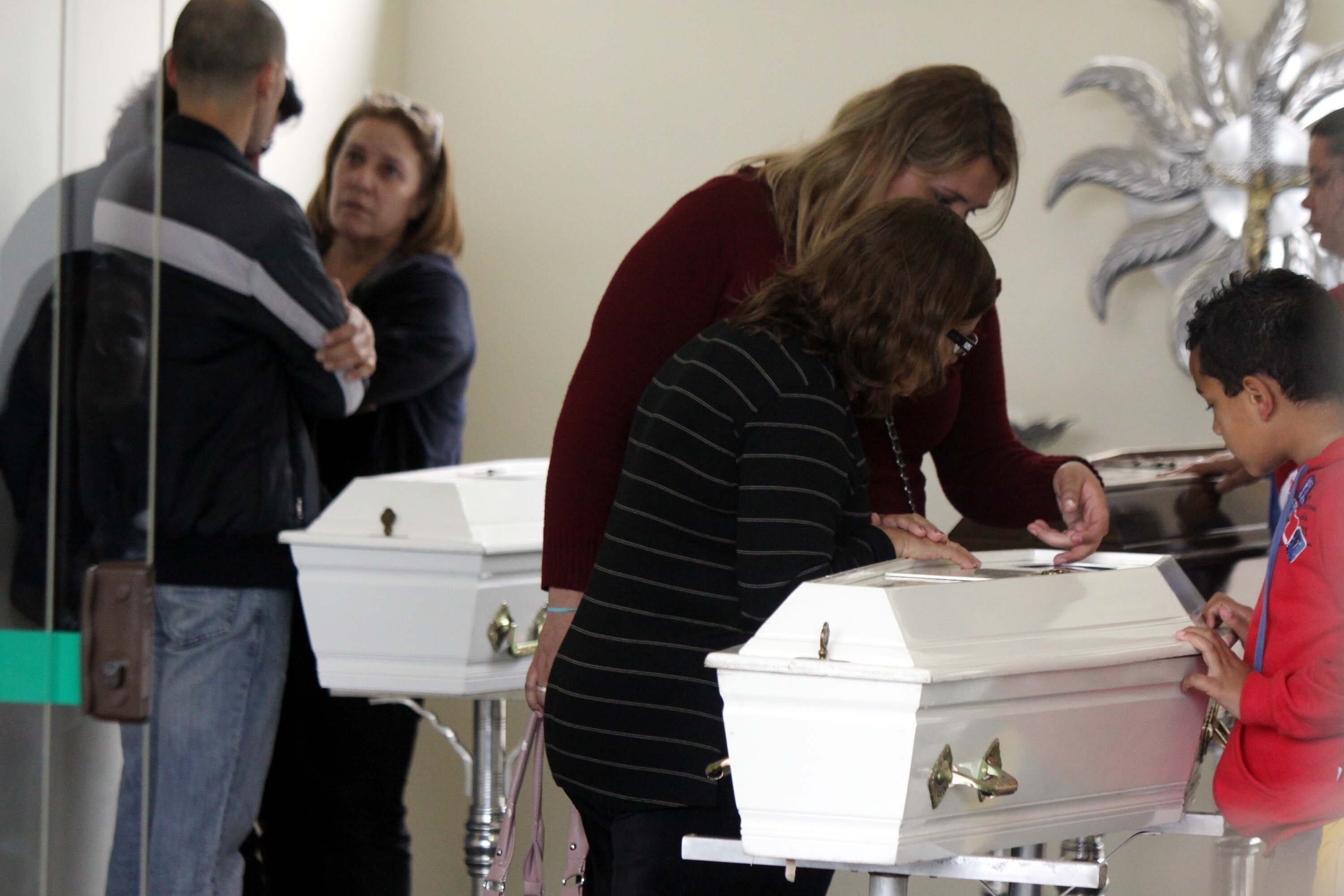 Dina e os quatro
filhos — de 7, 11, 12 e 16 anos — foram encontrados mortos no apartamento, para
onde tinham se mudado nove dias antes, no último dia 17. A polícia investiga a
hipótese de um vazamento de gás no local que pode ter matado também um homem e
feito uma mulher abortar o bebê de sete meses