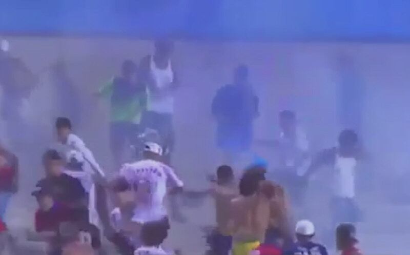 Briga entre torcedores do Vila Nova e Goiás no Serra Dourada