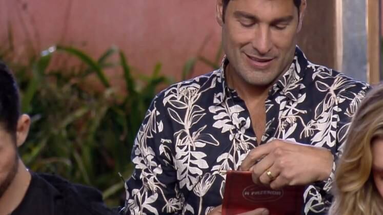 Nas mãos de Victor, o Poder da Chama Vermelha deu uma boa movimentada no jogo, já que ele pode trocar dois moradores da Baia por dois peões da sede. Assim, ele tirou Dayane Mello e Liziane Gutierrez da Baia e colocou Solange Gomes no lugar da dupla 