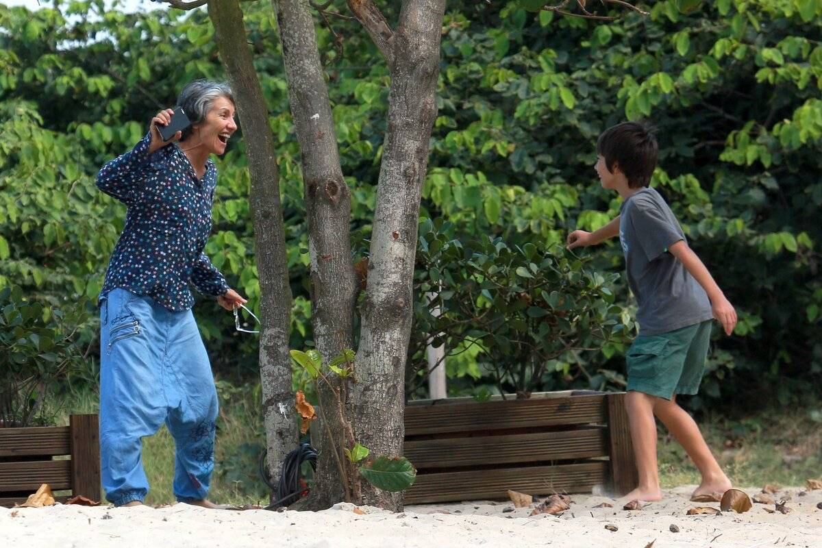 Os dois foram flagrados neste domingo (2) aproveitando a praia
