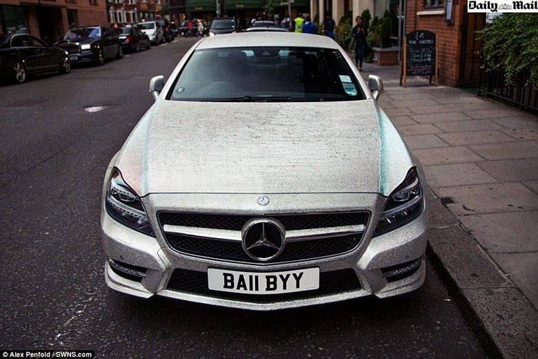 O cupê foi clicado enquanto estava estacionado à frente do Hotel Levin, no bairro chique de Knightsbridge

Saiba tudo sobre carros! Acesse www.r7.com/carros