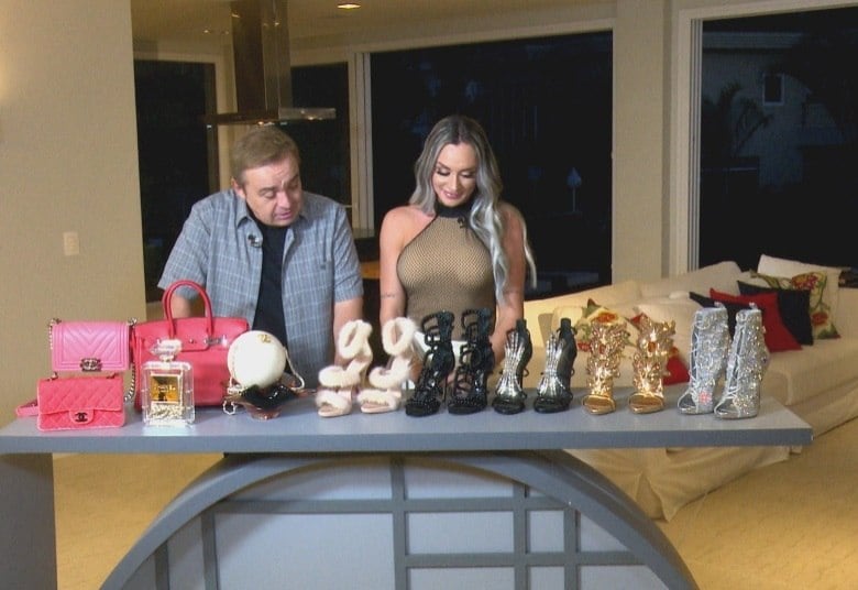 A musa do Legendários também exibe a sua coleção de bolsas e sapatos de marca. É de impressionar!