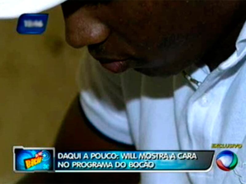 

Por ter tido toda essa exposição, muitas especulações
surgiram com seu nome. Boates de que ele foi preso e até morto assustaram
familiares e amigos. O rapaz já foi intimado, pois a mãe da adolescente
registro uma ocorrência na Derca (Delegacia Especializada de Repressão a Crimes
contra a Criança e o Adolescente), mas ainda não foi ouvido. 



— Em nenhum momento eu quis prejudicar ela e se
soubesse que isso fosse acontecer e fosse ter essa repercussão toda nem tinha
feito o vídeo