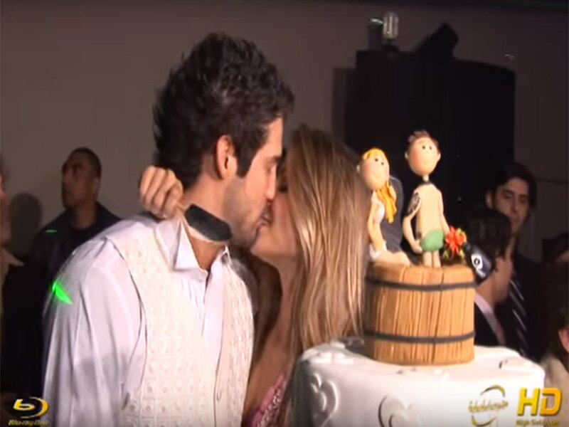 O bolo de cinco andares contou com bonecos reproduzindo o casal no ofurô do reality