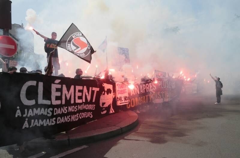 Militantes anti-fascismo protestaram hoje em Paris, na França. Em junho, completou-se um ano desde que o
ativista de esquerda Clement Meric foi morto por skinheads no centro da capital
francesa