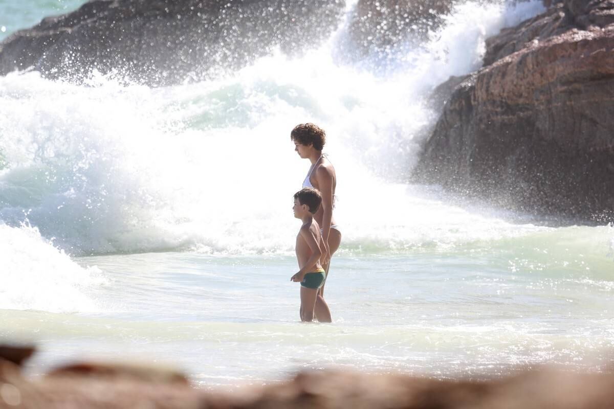 Sophie Charlotte e Daniel de Oliveira se divertem em praia com a família