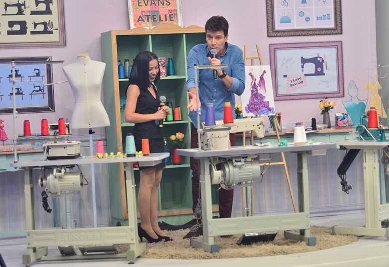 Sem imaginar que terá um dos momentos mais felizes de sua vida, Maria vai ao palco do programa e se surpreende ao ver Ana desfilando uma roupa sua