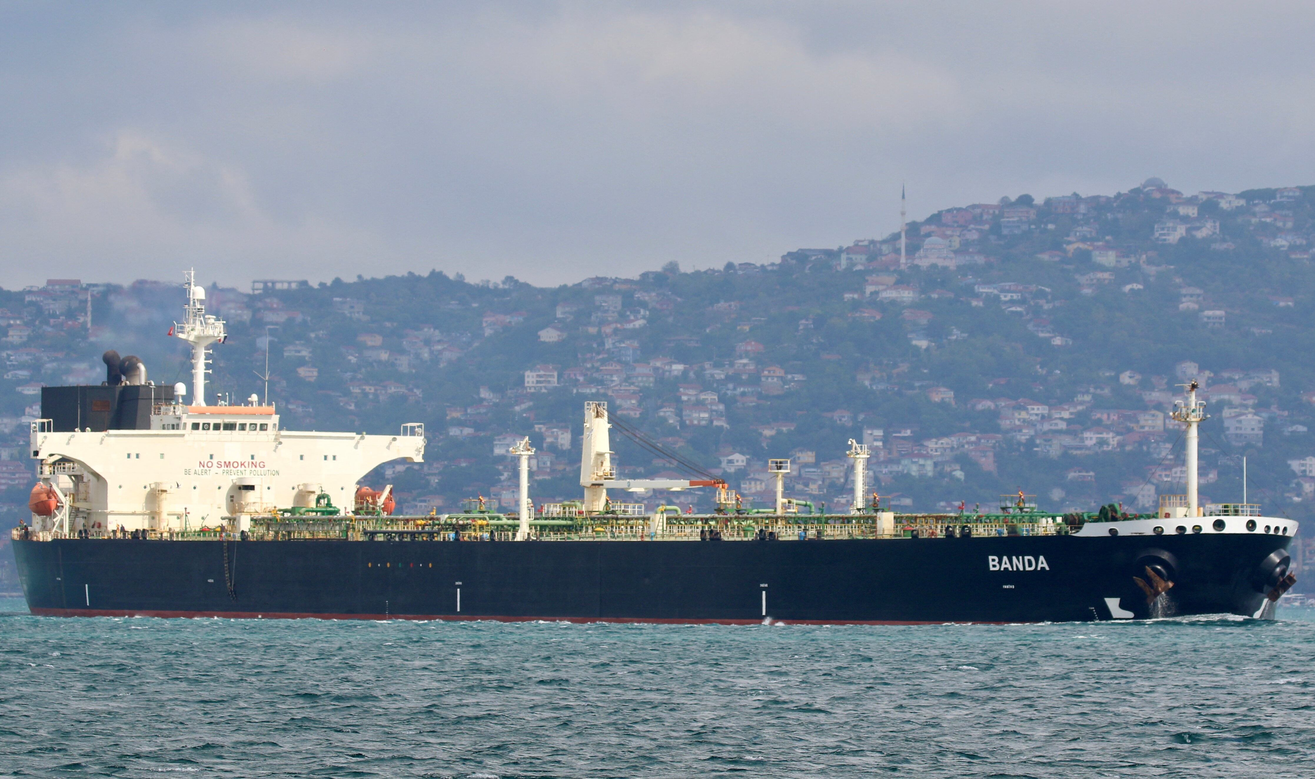 O petroleiro “Banda”, com bandeira da Libéria, atravessa o Bósforo, em Istambul