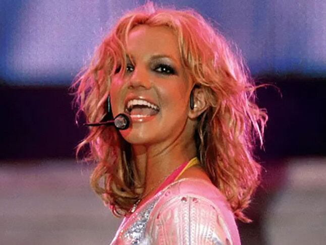 Já Britney Spears aparece mais pelo que faz fora do meio artístico, como poses sensuais e brigas com o pai. Sua última música foi