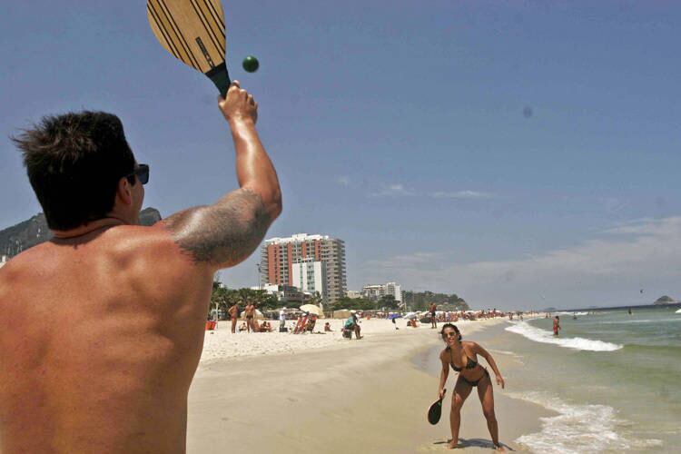 Após a volta às aulas, a movimentação de banhistas caiu nas praias cariocas. Com isso, no Pepê, o casal jogou frescobol no espelho d'água sem ser incomodado por guardas municipais