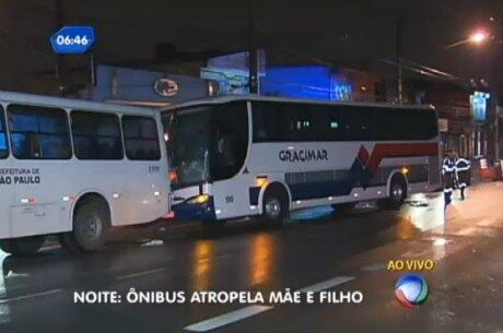 Após atropelamento, ônibus de turismo bateu em ônibus municipal