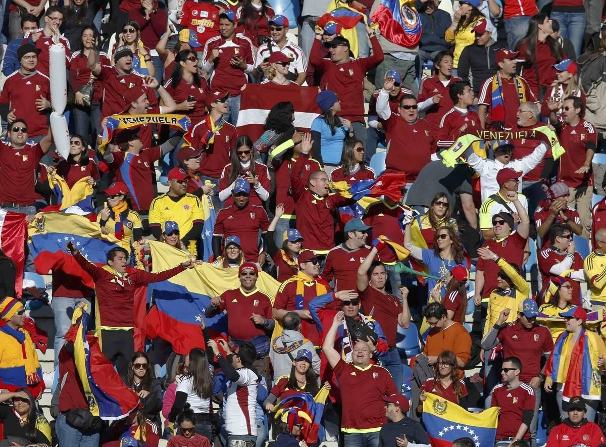 2— Cartão amarelo para jogador que nem entrou em campo
A segunda trapalhada da competição foi proporcionada por Fraklin Lucena, jogador da seleção venezuelana. O jogador conseguiu o feito de levar um cartão amarelo antes mesmo de entrar em campo, tudo por conta de um tapa que deu na bola antes de uma cobrança lateral a favor da Colômbia