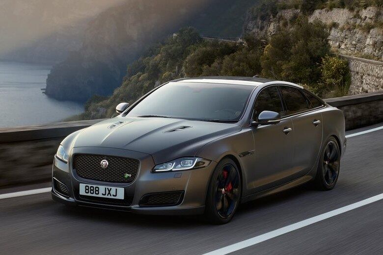 O Jaguar XJR575 estará disponível
em duas versões: Standard e Longwheelbase. Além das duas versões, o sedã terá duas cores de
carroceria:: Azul Velocity ou Cinza Satin Corrys. Ambas fruto de uma parceria entre a Oxford Road e a Divisão de
Veículos Especiais da Jaguar Land Rover 