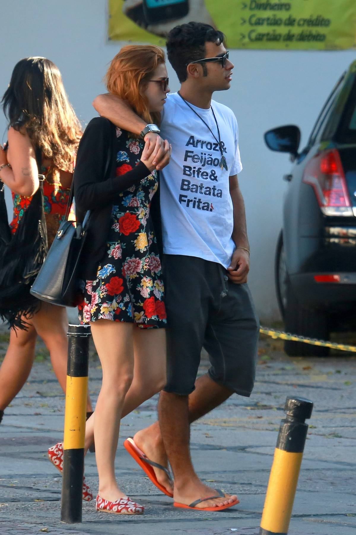 Sophia Abrahão e Sérgio Malheiros, que não assumem romance, são fotografados andando de mãos dadas
