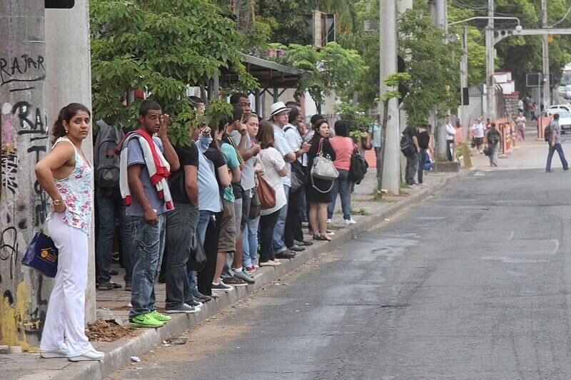 Passageiros enfrentam dificuldades em pegar o transporte público
