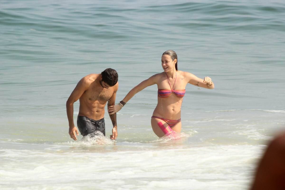 Casal aproveitou o bom tempo para da um mergulho no mar