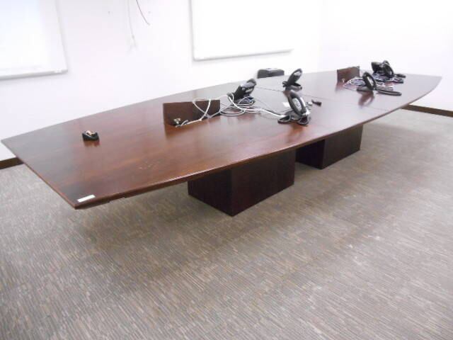 Quem quiser checar a qualidade dos produtos pode marcar a visitação por meio do contato@sold.com.br. A empresa afirma que os interessados só poderão fazer a visita nos dias 7, 10 e 11, das 10h às 12h e das 14h às 16h. Os produtos estão no Rio de Janeiro. Na foto acima, está uma mesa de reunião (Largura: 183 cm - Altura: 72 cm - Comprimento: 468 cm), que tem lance inicial de R$ 50. Quem arrematar o produto será responsável pela desmontagem e retirada, que têm datas específicas para serem feitas