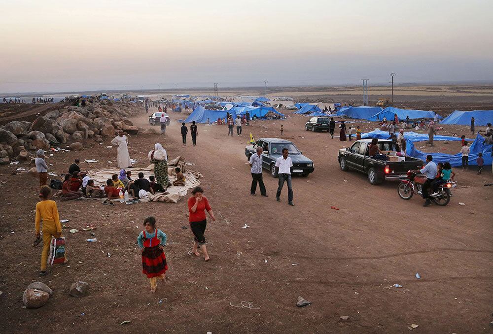 
De etnia curda, os yazidies são considerados por militantes sunitas uma comunidade de "adoradores do diabo". Estima-se que 500 mil yazidies vivam no Iraque atualmente, a maioria na Província de Ninawa
