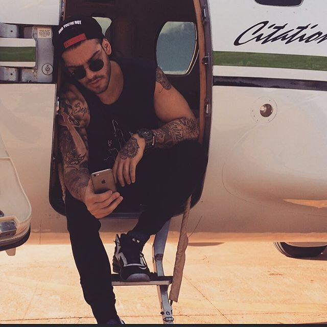 "Ele vive para malhar, cantar e mais nada. Só trabalha e raramente tem folga”, revelou uma amiga à publicação
