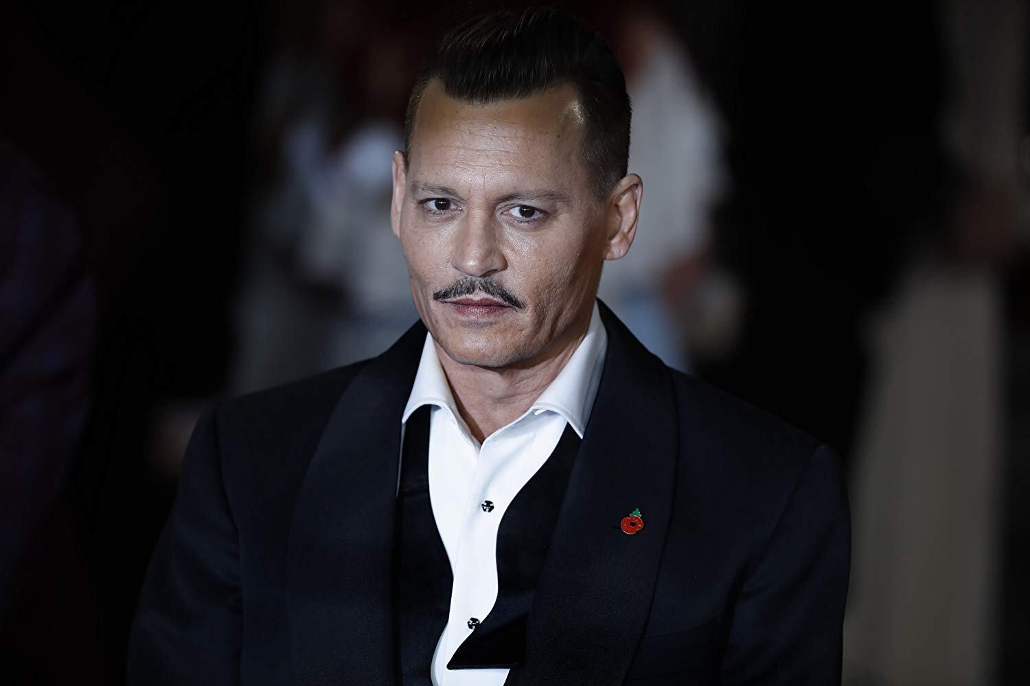 Johnny Depp completa 57 anos nesta terça-feira (9) e coleciona uma carreira marcada por polêmicas por causa de ex-namoradas como Kate Ross e Amber Heard. Desde a última controversa, participações do ator em filmes como Animais Fantásticos, de JK Rowling, receberam críticas de fãs. Na época, Depp foi comparado com Kevin Spacey, de House of Cards, que foi demitido da série após ser denunciado por assédio sexual. Confira outras polêmicas do ator