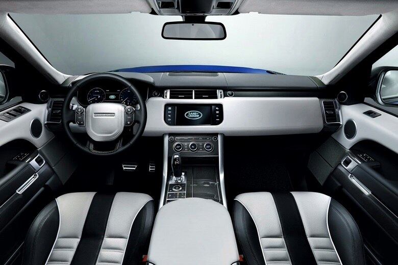 A luxuosa cabine traz central multimídia, ar-condicionado digital, volante multifuncional e diversas opções de revestimento bicolor dos bancos