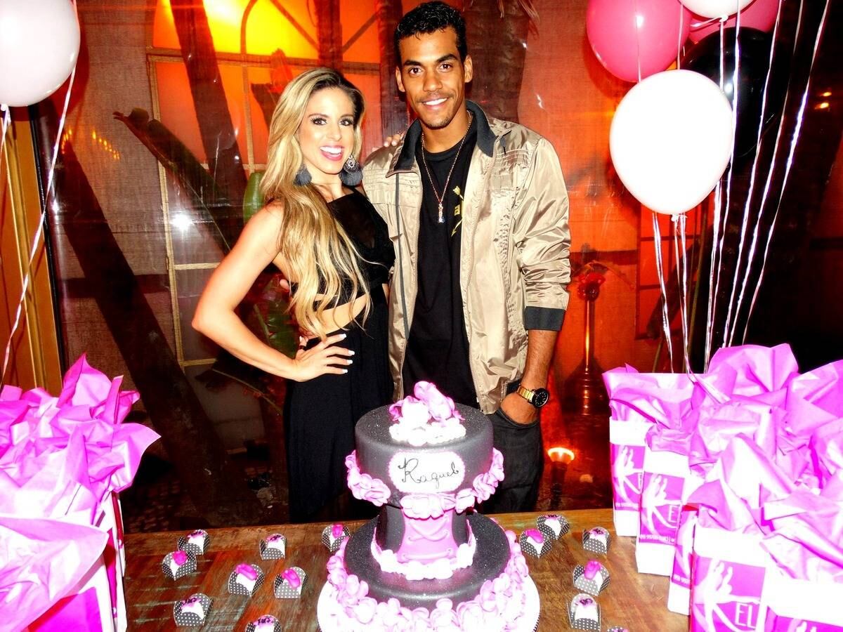 O ator Marcelo Mello Jr., que divide o palco com a loira no quadro Dança dos Famosos, esteve na festa
