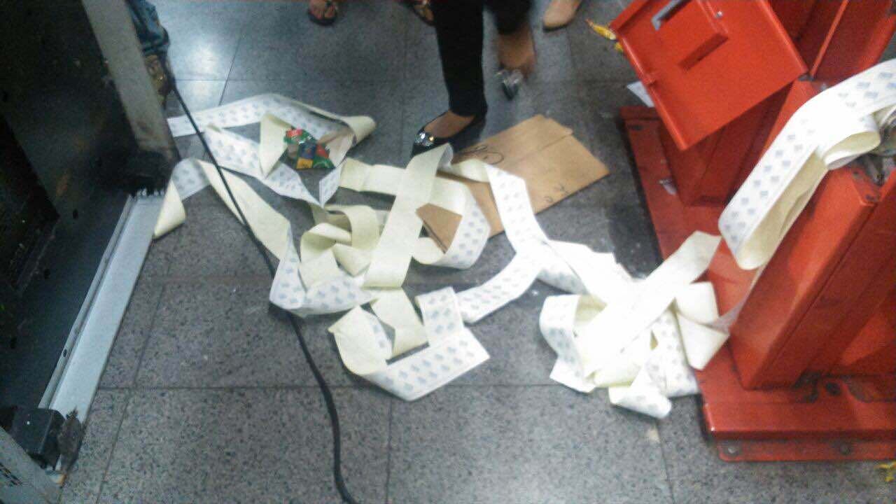 Os usuários quebraram totens de recarga de bilhete único,
entre outros equipamentos