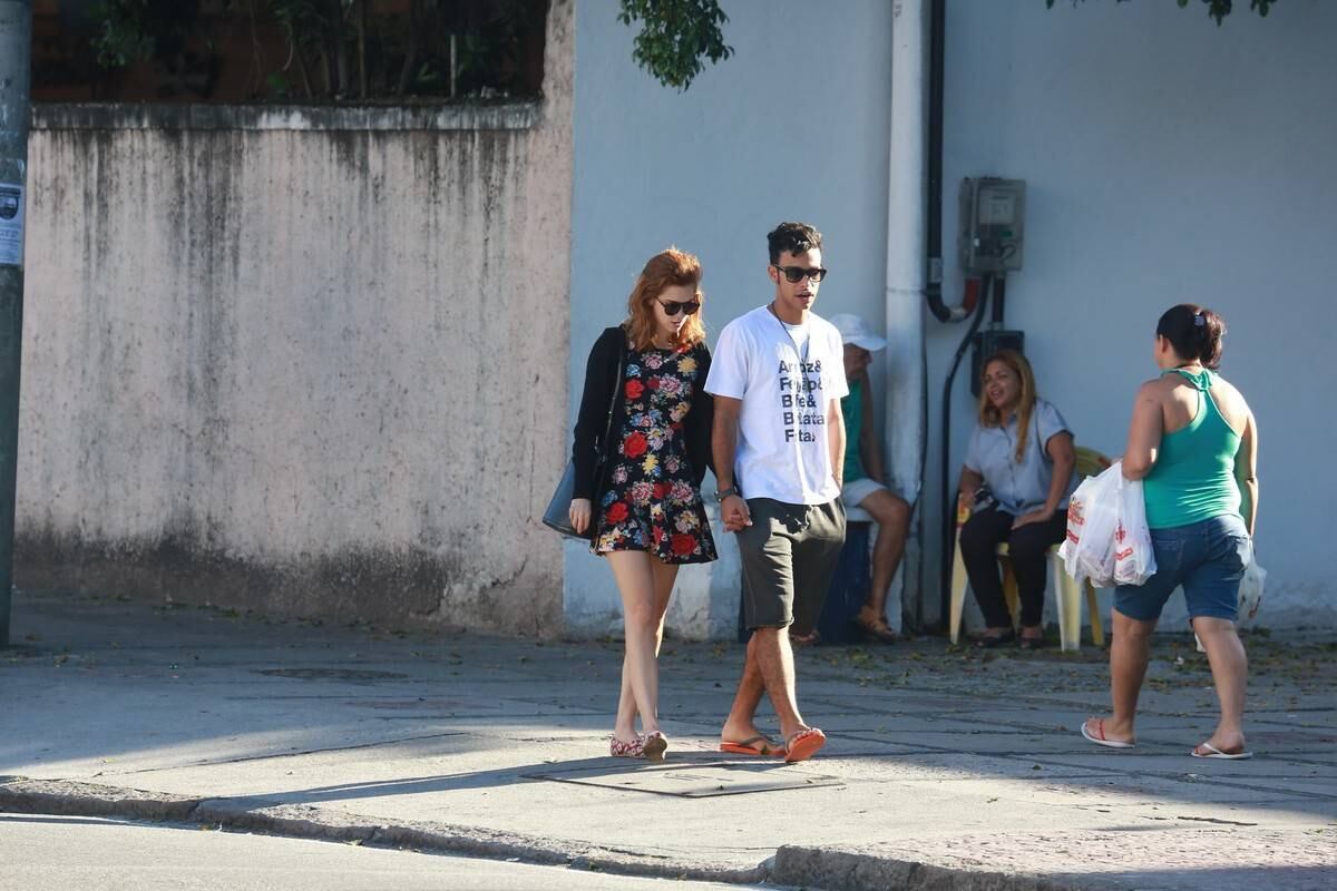 Sophia Abrahão e Sérgio Malheiros, que não assumem romance, são fotografados andando de mãos dadas
