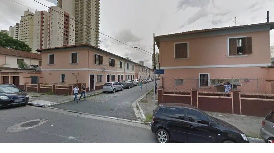 No local funcionam clínicas, cabeleireiros e alguns deles são residenciais