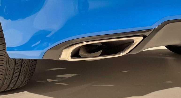 Saída de escapamento conta com molduras