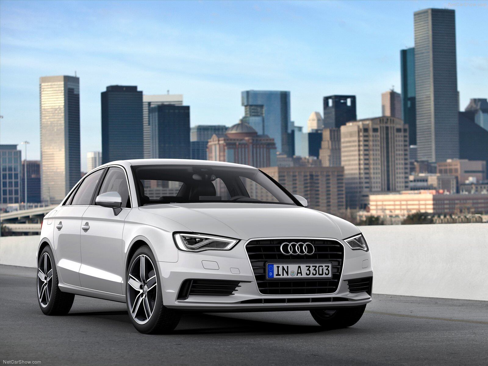 Agora é oficial. O presidente do grupo Audi AG, Rupert Stadler, anunciou nesta terça-feira (17) que a montadora alemã vai voltar a produzir no Brasil a partir de 2015. A confirmação ocorreu logo após encontro do executivo com a presidente Dilma Rousseff no Palácio do Planalto, em Brasília.

Segundo Stadler, a Audi investirá R$ 500 milhões até 2016 no complexo industrial daVolkswagen em São José dos Pinhais, no Paraná. Lá serão produzidos o A3 sedã, a partir do fim de 2015, e o utilitário Q3, do início de 2016 em diante.

VEJA TODOS OS DETALHES DO ANÚNCIO DA NOVA FÁBRICA DA AUDI NO BRASIL

Saiba tudo sobre carros! Acesse www.r7.com/carros
