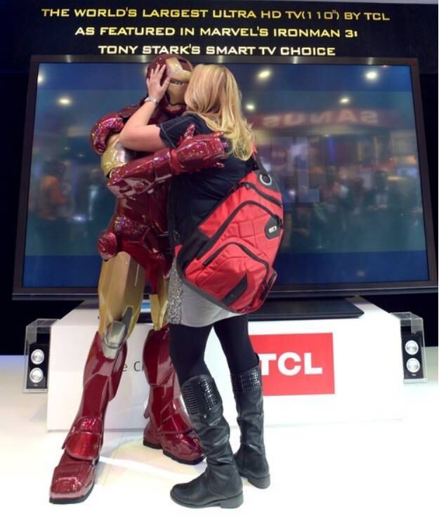 Sobrou até mesmo para a armadura de Tony Stark, que ganhou um beijão durante a edição deste ano da feira de tecnologia CES, em Las Vegas, Estados Unidos