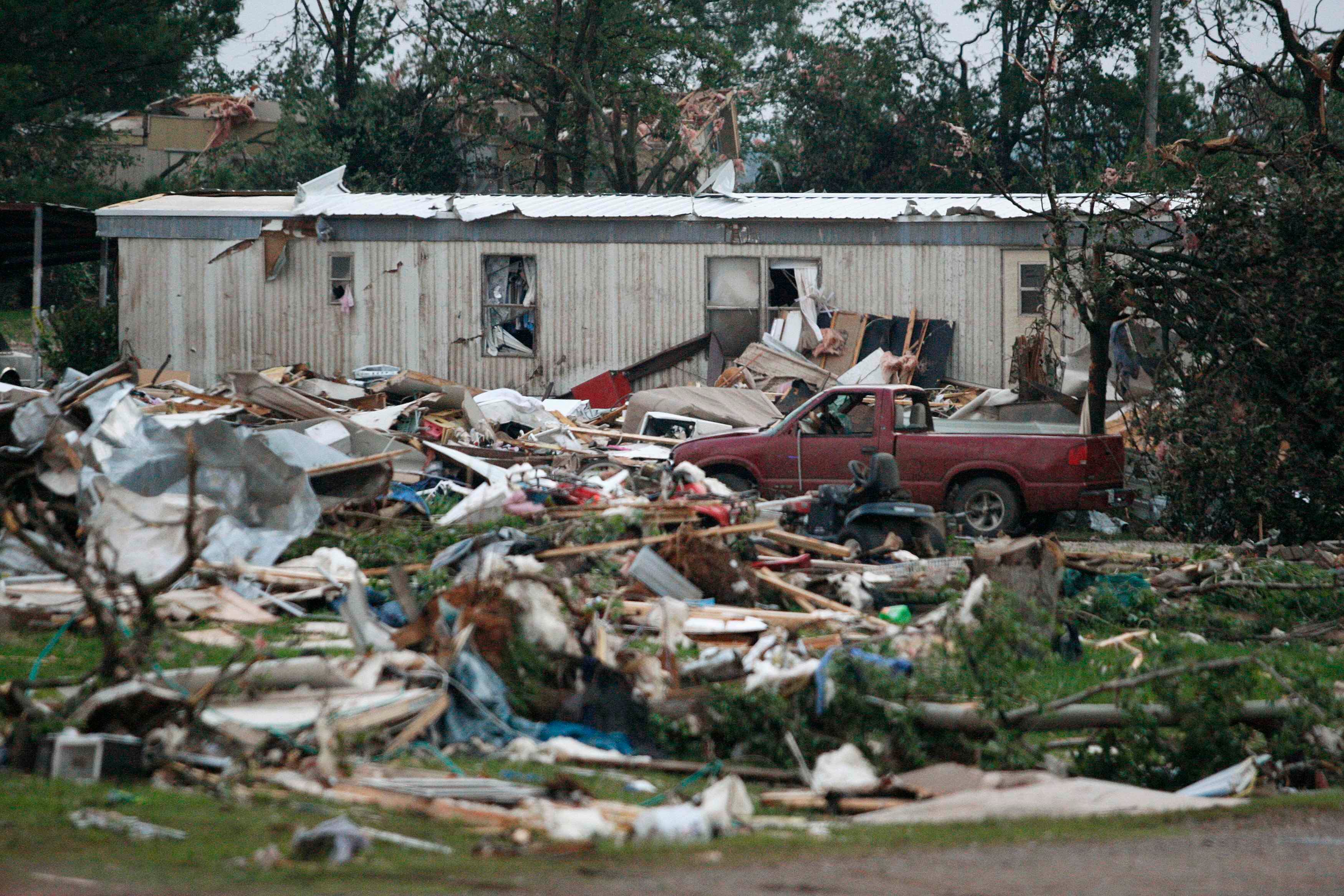 Na cidade de Shawnee, em Oklahoma, um tornado destruiu várias casas pré-fabricadas e matou uma pessoa