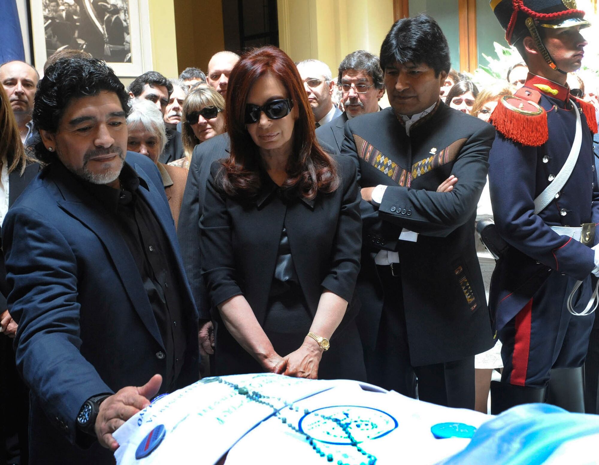 A "Era K" (a letra K passou a ser a marca do
kirchnerismo) começou em 25 de maio de 2003 com a presidência de Néstor Kirchner (até 2007) e se prolongou com sua mulher,
Cristina Kirchner, eleita em 2007 e reeleita em 2011. 


Néstor sofreu um infarto e
faleceu em 2010.  

Os Kirchner,
ex-militantes da esquerda peronista nos turbulentos anos 1970, chegaram ao
poder apadrinhados por caciques moderados e de centro-direita do Partido
Justicialista.

Depois, deram uma virada para o que passou a ser chamado de novo
progressismo latino-americano.

Na foto, o ex-jogador de futebol Diego Maradona e o presidente da Bolívia Evo Morales participam do velório de Néstor Kirchner 